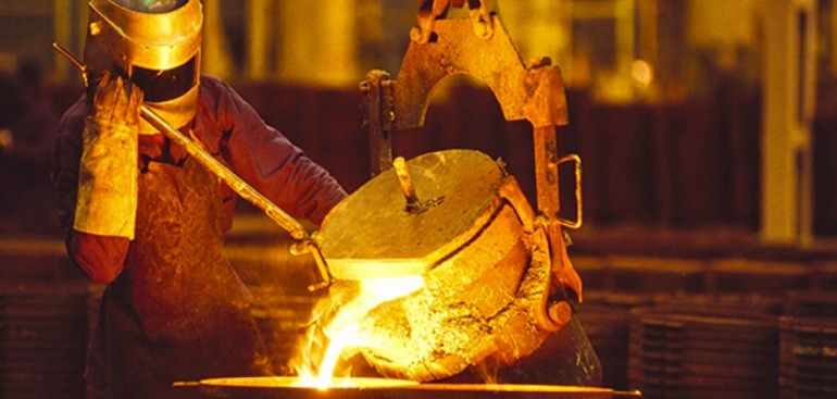 Trabalhador usando equipamento de proteção em ambiente industrial